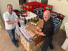 Gerry Weber (rechts) und Daniel Papenhagen bereiten das Weinfest in Burg vor. Dazu sind 1.000 Flaschen Rebensaft geordert worden.