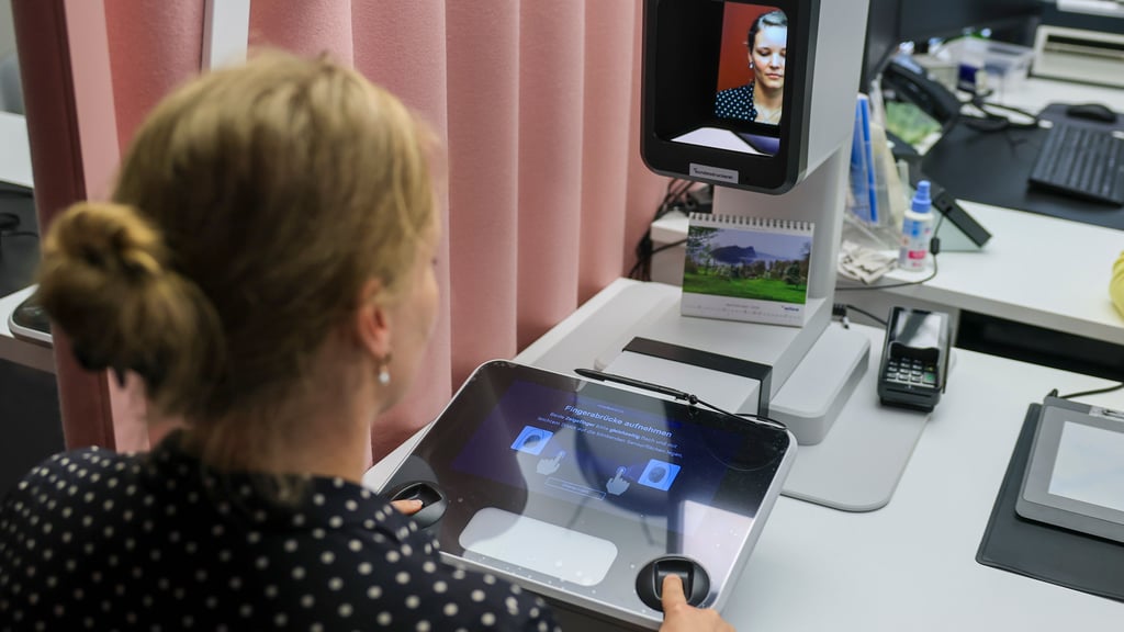 An Terminals mit dem sogenannten PointID-System werden nun neue Ausweisdokumente mit digitalen Passbildern direkt in Einwohernmeldeämtern beantragt.