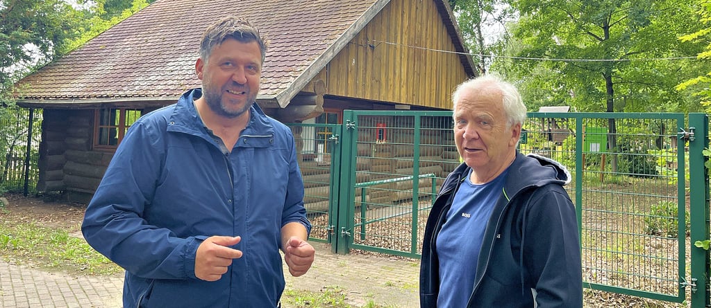 Sohn Marco und Vater Detlef Radke bringen es in diesem Sommer gemeinsam auf 30 Jahre Bürgermeister in Weißewarte. Am Wildpark (das Kassenhäuschen wurde 1997 mit viel Eigeninitiative errichtet) blicken sie zurück.