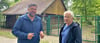 Sohn Marco und Vater Detlef Radke bringen es in diesem Sommer gemeinsam auf 30 Jahre Bürgermeister in Weißewarte. Am Wildpark (das Kassenhäuschen wurde 1997 mit viel Eigeninitiative errichtet) blicken sie zurück.
