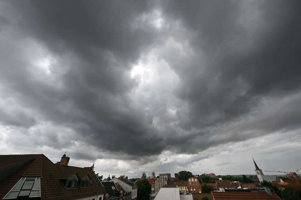 Wolken bringen weiteren Regen nach Thüringen. (Symbolbild)