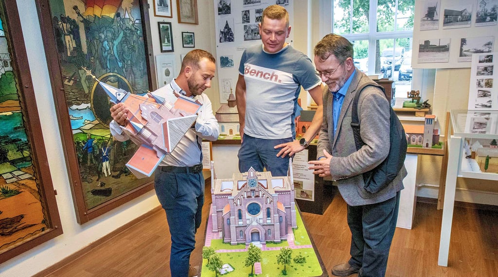 Der Heimatverein Alten muss umziehen. Tino Schildhauer und Anton Senkleider vom Vorstand beraten sich mit Stadtrat Jacob Uwe Weber (von links), denn noch ist unklar, wo das Museum künftig einen Platz findet.