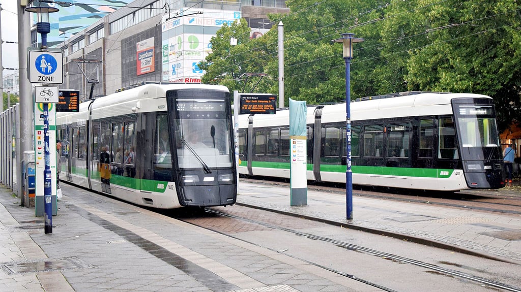 Die ersten beiden neuen Straßenbahnen der MVB treffen einander an der Haltestelle Alter Markt.