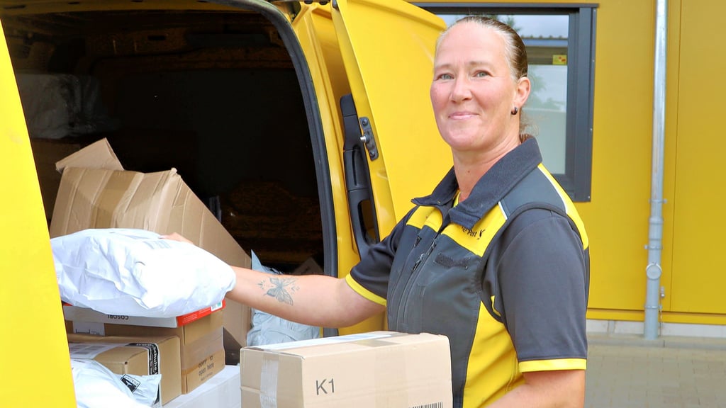 Anne Krause gehört zu den rund 100 Mitarbeitern der Deutschen Post, die am 1. Juli den neuen Zustellstützpunkt Vahldorf bezogen haben. Erst wenn sie ihren Transporter bis unters Dach gefüllt hat, kann sie ihre Tour nach Rogätz starten.