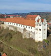 Zwischen der Burg in Wettin und dem Verwaltungssitz des Saalekreises, dem Schloss Merseburg, liegen 30 Kilometer Luftlinie. 