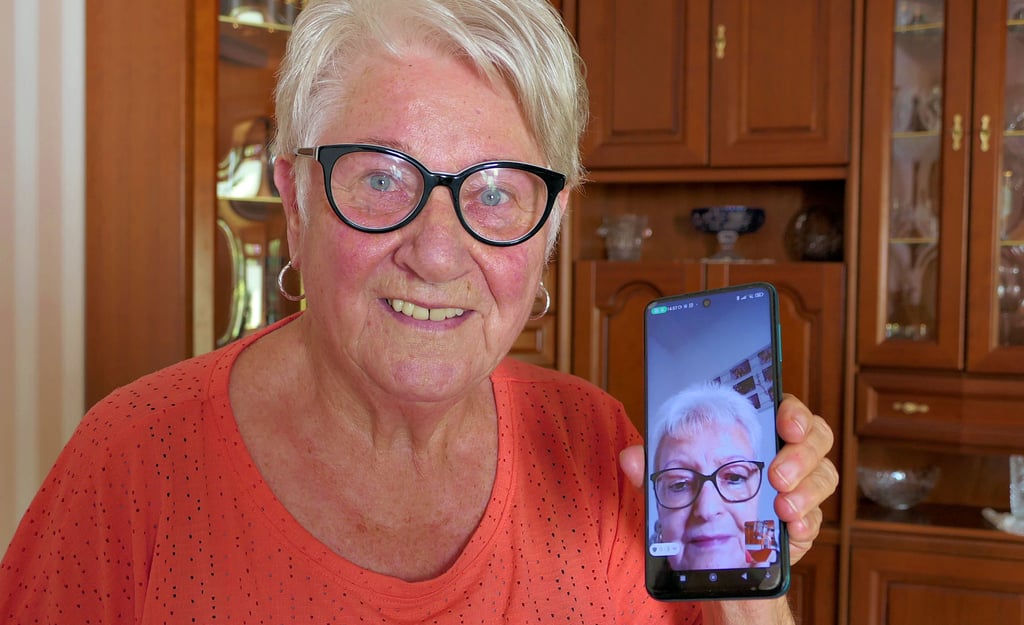 Seit 1959 freundschaftlich verbunden: Elvira Steinmetzer und ihre Jugendfreundin Ilona setzen heute auf Videotelefonie.