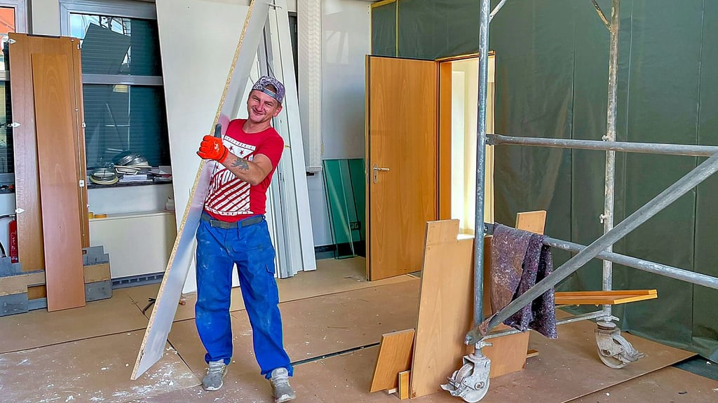 Adam Pilarski von der Baufirma „Bartonitz & Weidner“ aus Leitzkau beräumt bereits zurückgebaute Teile.