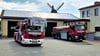 Das Feuerwehrauto mit Drehleiter (l.) und Wassertankfahrzeug vor dem Gerätehaus in Jerichow.