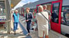 Auf den Bahnsteigen helfen Heike Müller (l.) und ihre Kollegen den Reisenden. An drei Tagen ist die Bahnhofsmission Bitterfeld besetzt.