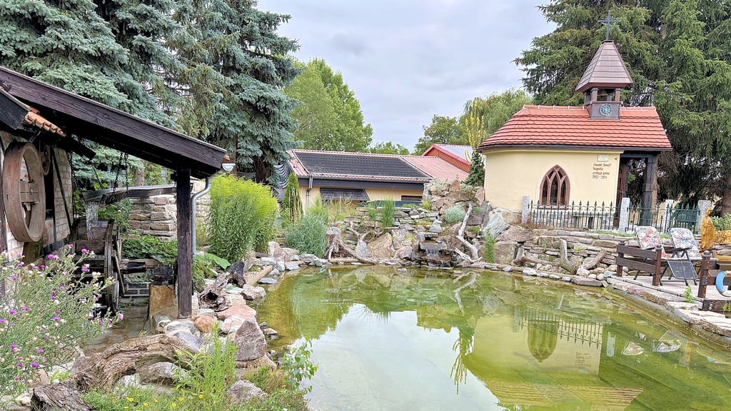 Der Garten der Familie Steitz im Gewerbegebiet „Bodewiesen“ in Gänsefurth ist ein einzigartiges Naturparadies mit einer kleinen katholischen Kapelle und einem Wasserrad.