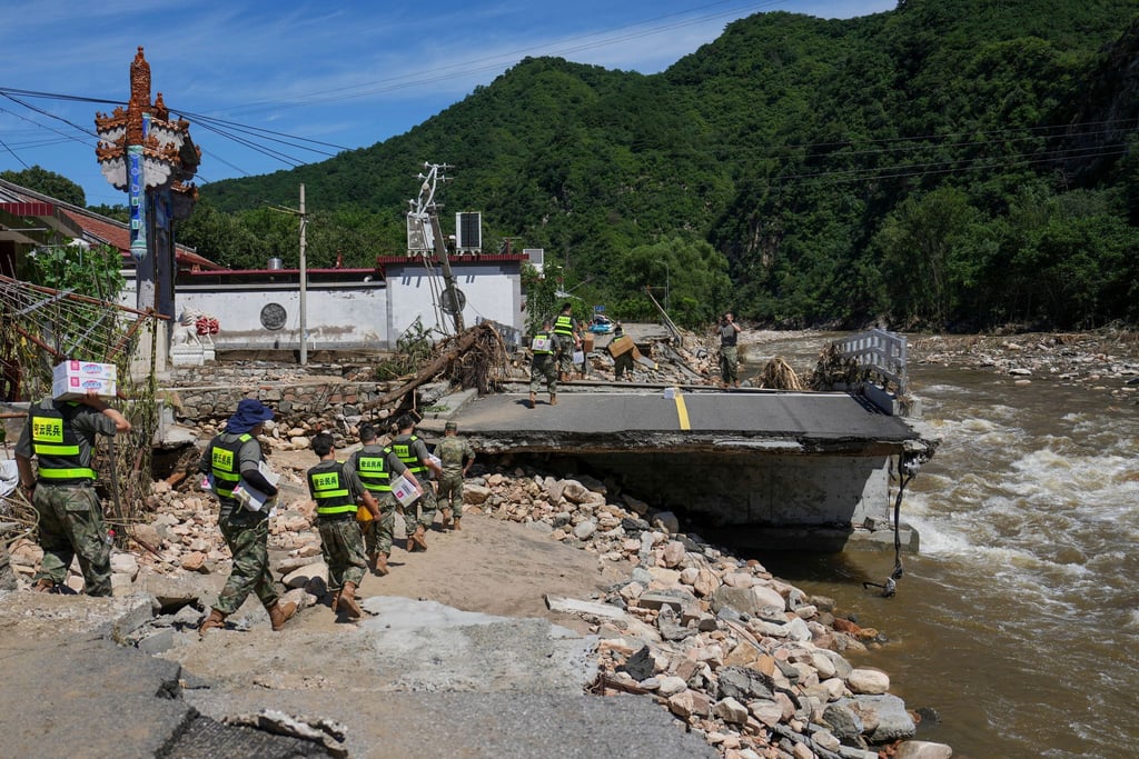 Soldaten im Bezirk Miyun am Stadtrand von Peking liefern Hilfsgüter. Die Region wurde besonders schwer getroffen.