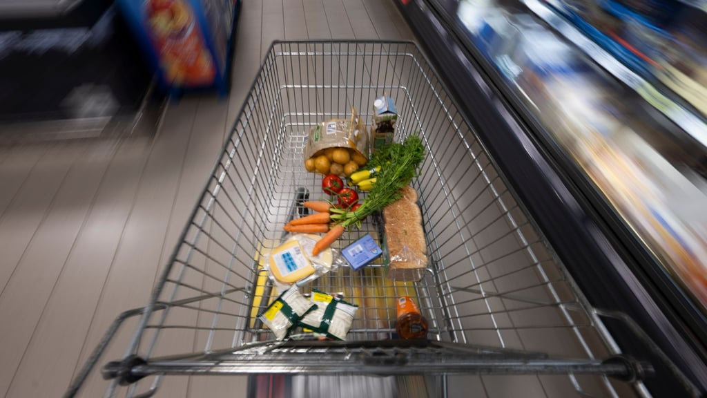 Ein Kunde rastet im Supermarkt in Pratau aus, weil Produkte ausverkauft sind.