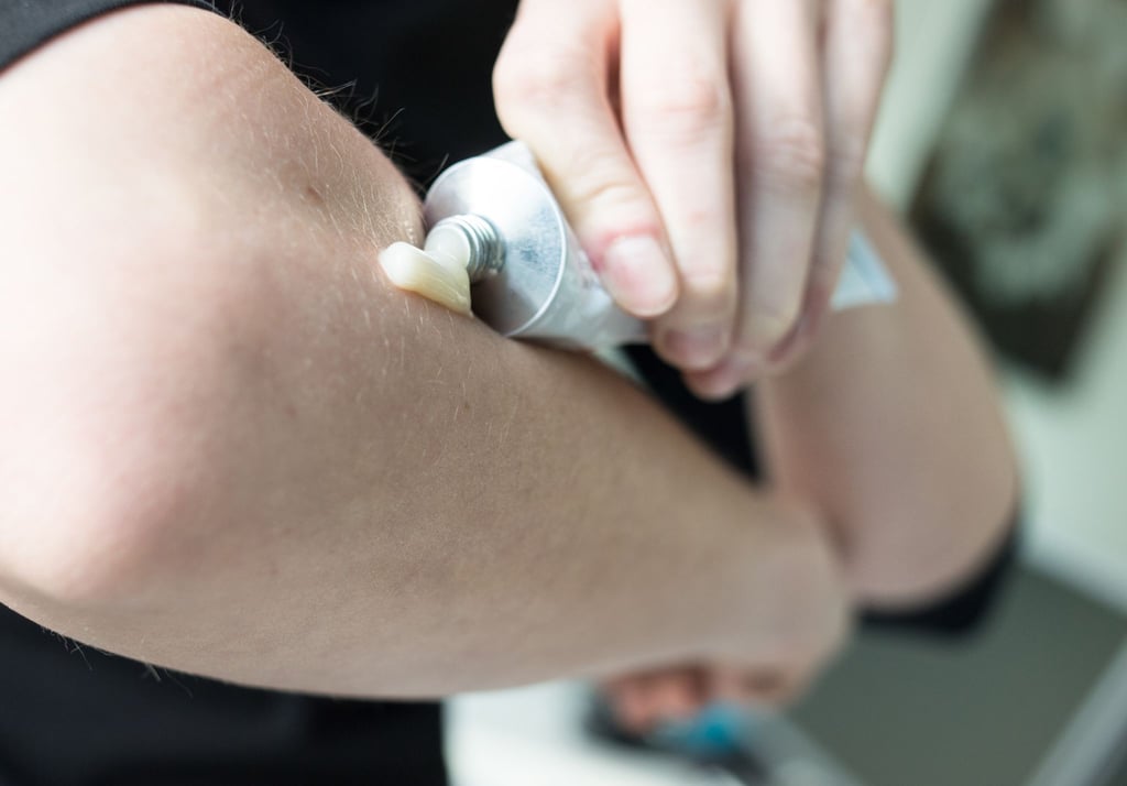 Fünf Schmerzsalben schneiden bei der Zeitschrift „Öko-Test“ sehr gut ab - drei setzen auf Ibuprofen, jeweils eine auf Piroxicam und Felbinac.