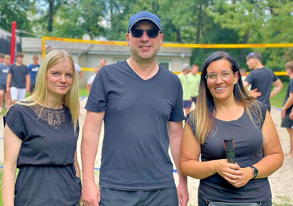 Organisatorin Melanie Mayr (rechts), mit Schiedsrichter Thilo Vogt und Organisationsassistentin Dörte Wendt.