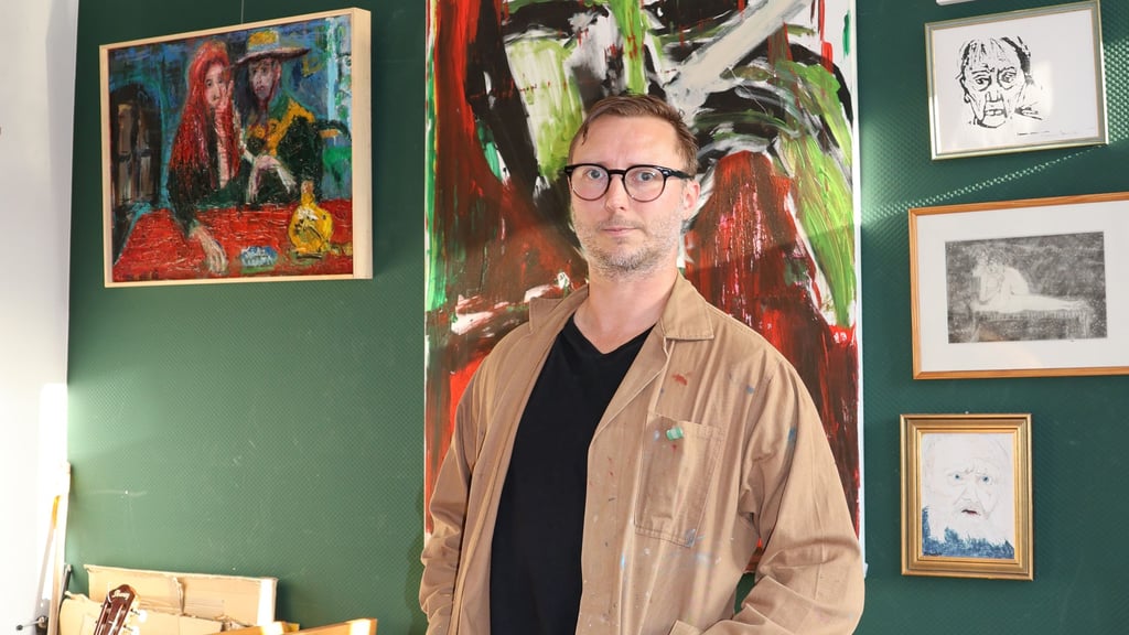 Künstler Henry Korwald aus Kamern in seinem Atelier, in dem seine Werke entstehen.