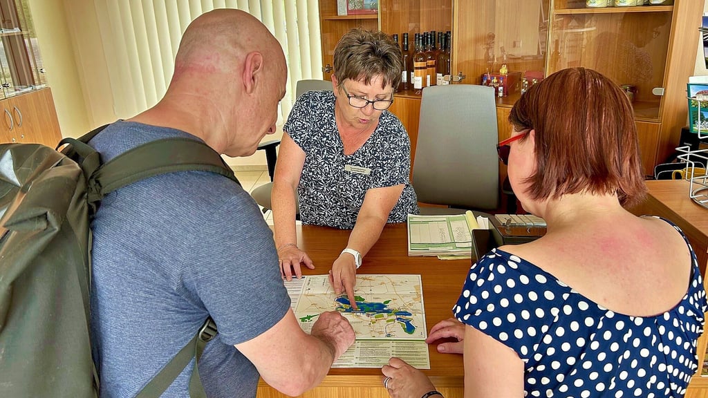 Sylvia Eberhardt, Mitarbeiterin der Touristinformation am Geiseltalseehafen Braunsbedra, bei der Arbeit