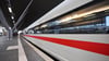 Der Mann soll schwankend über den Bahnsteig gelaufen sein, als der ICE einfuhr. (Symbolbild)