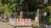Auf der kleinen Baustelle an einem Eingang des Görlitzer Parks hob ein Bauarbeiter am Mittwoch ein Loch aus.
