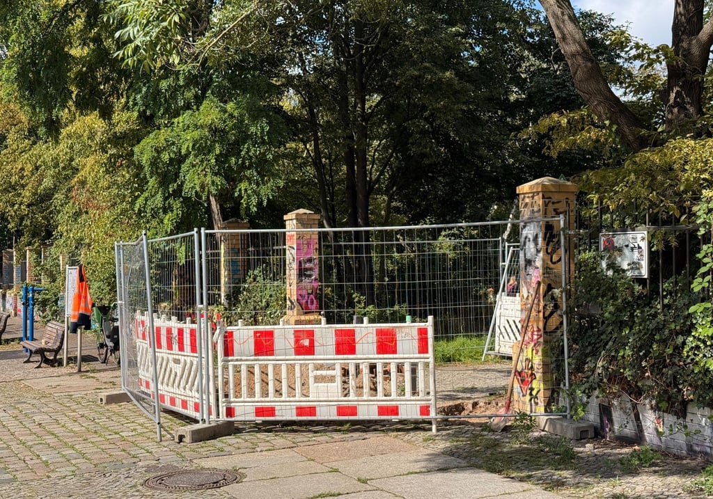 Auf der kleinen Baustelle an einem Eingang des Görlitzer Parks hob ein Bauarbeiter am Mittwoch ein Loch aus.