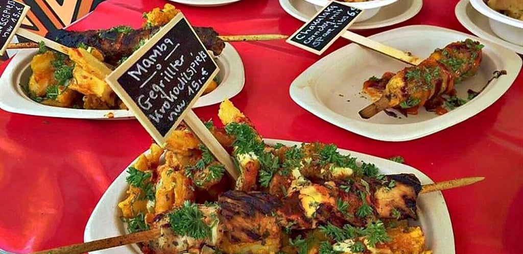 Zwar keine Krokodilspieße, wie auf dem Foto, aber Krokodilburger und vieles Andere soll es ab Freitag beim Streetfood-Festival an der Marienkirche in Sangerhausen geben.