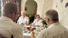 Am Kaffeetisch erkundigten sich Bürgermeister Kay Gericke und Ortsbürgermeister Ronald Sattler bei den Eheleuten Wagner aus Heyrothsberge nach dem Rezpet für 60 Jahre Eheglück. 