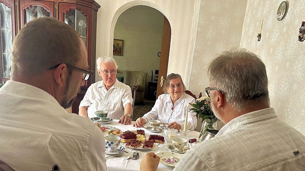 Am Kaffeetisch erkundigten sich Bürgermeister Kay Gericke und Ortsbürgermeister Ronald Sattler bei den Eheleuten Wagner aus Heyrothsberge nach dem Rezpet für 60 Jahre Eheglück.