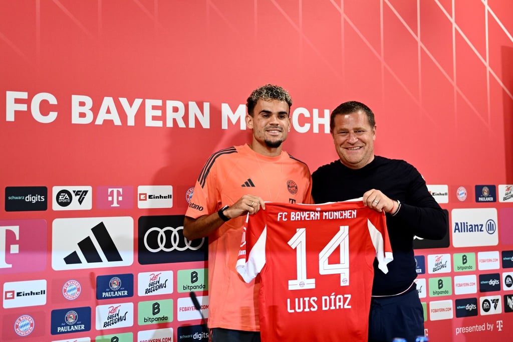 Neuzugang Luis Díaz (l) an der Seite von Bayern-Sportvorstand Max Eberl