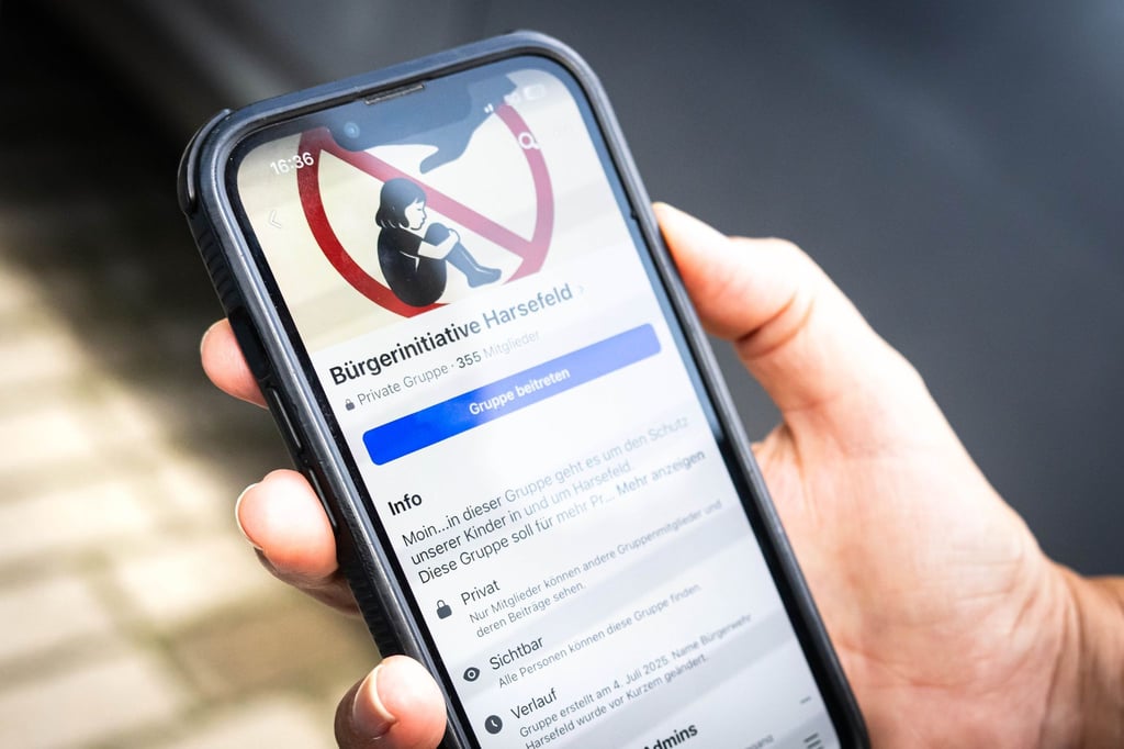 Auf einem Handy ist die Facebook-Seite der Bürgerinitiative Harsefeld angezeigt. Eine brutale Jugendgang, ein Warnbrief der Schulen und besorgte Eltern, die sich zusammenschließen: Im kleinen Örtchen Harsefeld bei Stade ging im Frühsommer die Angst um.