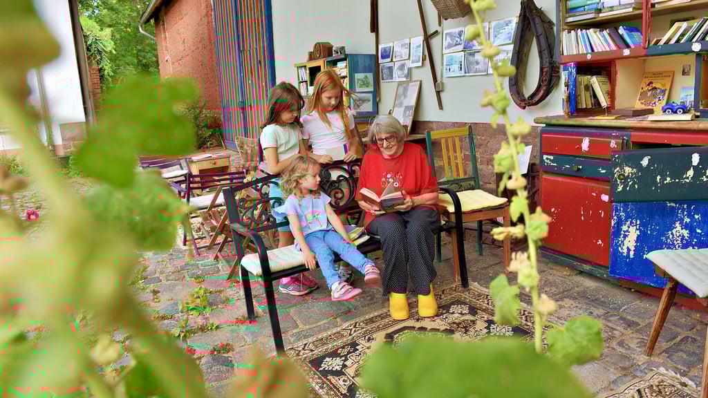Die Vatteröderin Brigitta Zaman liest gern etwas vor. Dieses Mal sind Charlotte, Henriette und Nina zu Gast.