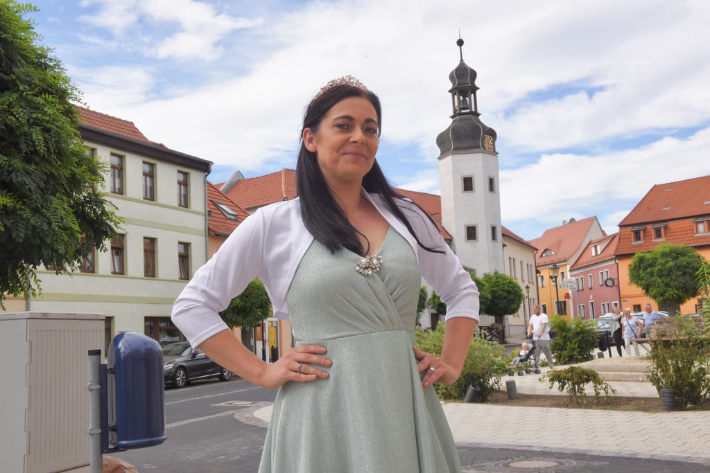 Sie ist die aktuelle Kuchenlandkönigin:Julia Winkelmann beim Fotoshooting auf dem Marktplatz von Gerbstedt.