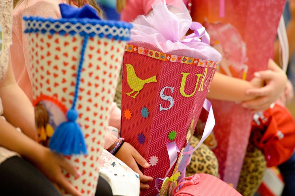 Großer Tag für kleine Schulstarter: Mit prall gefüllten Schultüten und bunten Ranzen warten diese Kinder gespannt auf ihre Einschulung. Ein Moment voller Vorfreude, Stolz – und ein bisschen Aufregung.