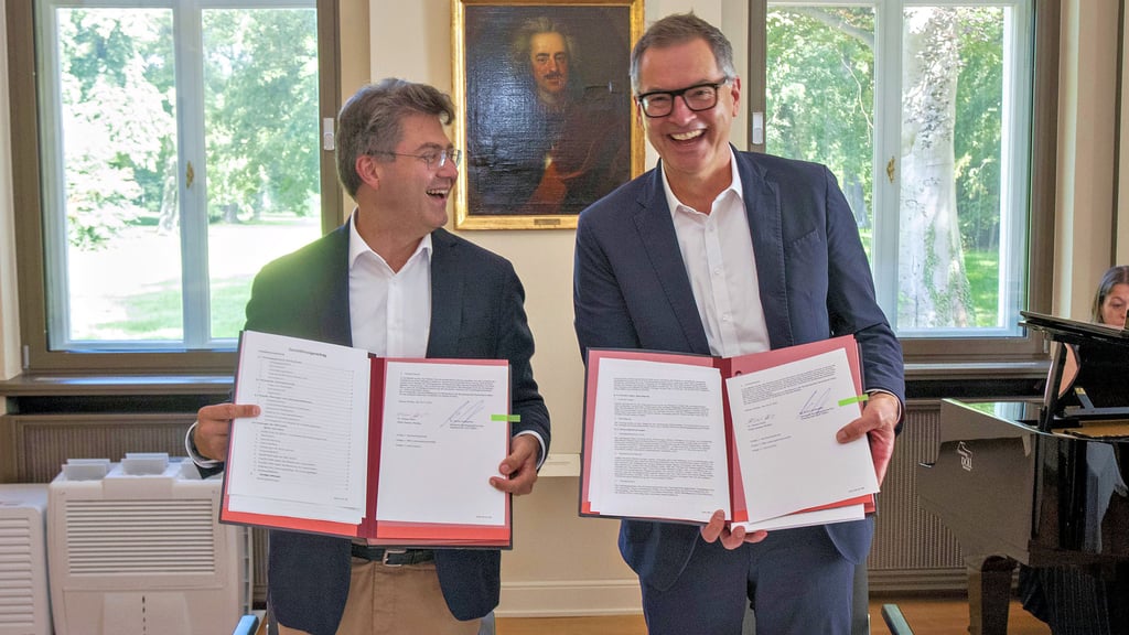 Oberbürgermeister Robert Reck und Achim Schloemer mit den unterzeichneten Buga-Verträgen.