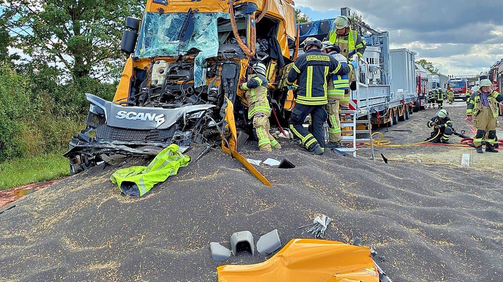 Die Wehrleute aus Hohendodeleben und Wanzleben haben einen eingeklemmten Lkw-Fahrer aus dem Unfall-Lkw gerettet.