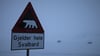 Ein Schild warnt auf Spitzbergen vor Eisbären. (Symbolbild)