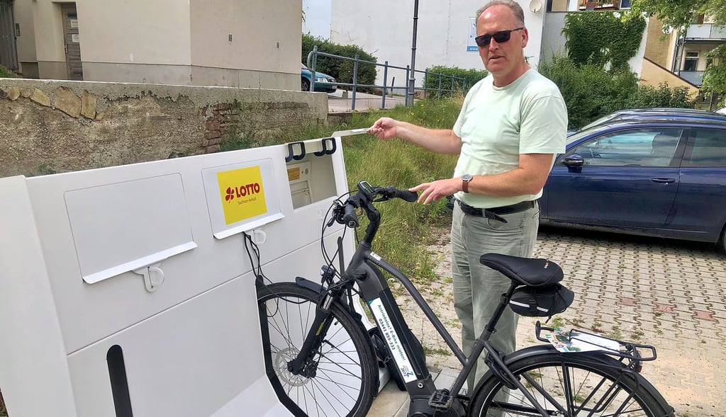 Die Ladestation in der Zeitzer Innenstadt funktioniert, wie Andreas Exler vor genau einem Jahr testete.