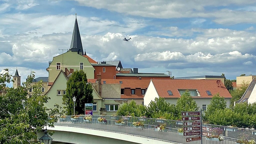 Die Flugzeuge der Luftwaffe flogen niedrig über die Bernburger Talstadt.