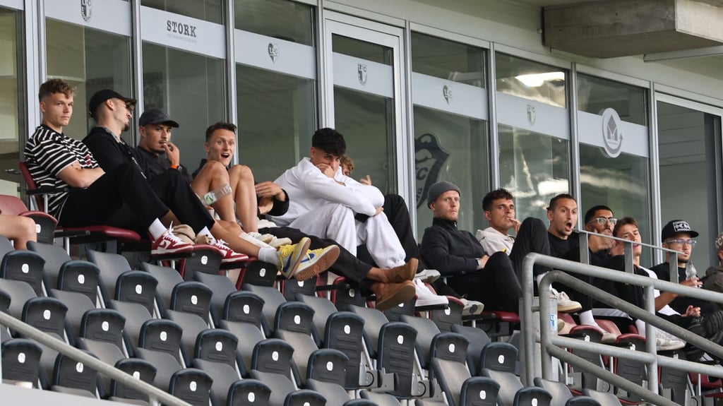 Die Profis des 1. FC Magdeburg in bis dato ungewohnter Rolle in der Avnet Arena: als Zuschauer.