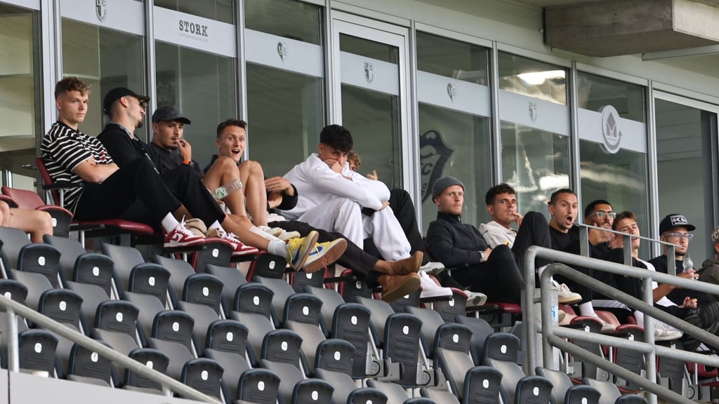 Die Profis des 1. FC Magdeburg in bis dato ungewohnter Rolle in der Avnet Arena: als Zuschauer.