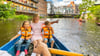 Leipzig können Familien wunderbar mit dem Boot erkunden wie hier bei der Bootstour an der Könneritzbrücke.