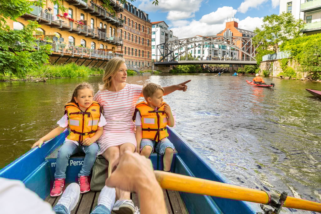 Leipzig können Familien wunderbar mit dem Boot erkunden wie hier bei der Bootstour an der Könneritzbrücke.