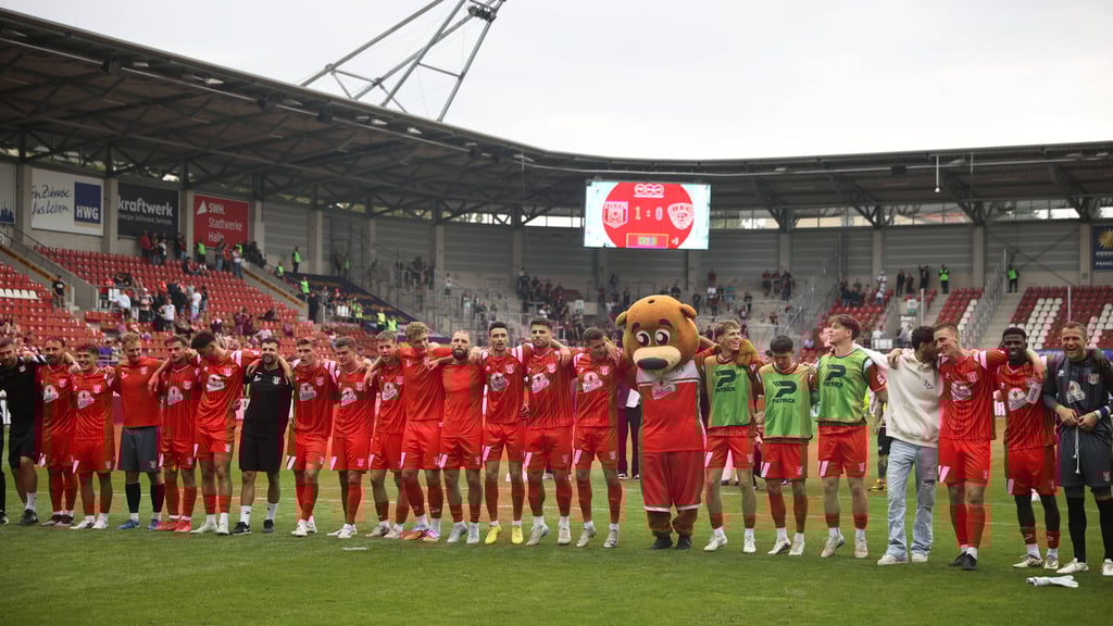 Feiert der Hallesche FC auch an diesem Donnerstag mit seinen Fans? Der 1. FC Magdeburg will das verhindern.