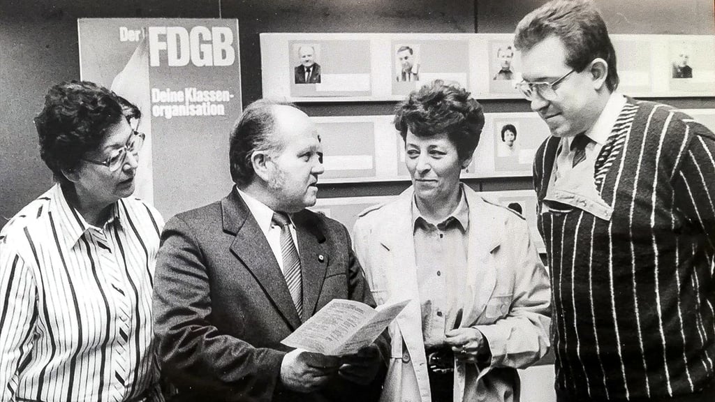 Blick in die Archive: Der heutige Klubhauschef Klaus-Dieter Deuser (rechts) im Gespräch mit Manfred Kliem und Lore Jeske (links)