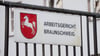 Das Arbeitsgericht Braunschweig muss in drei Wochen über die Klage gegen VW entscheiden. (Archivfoto)