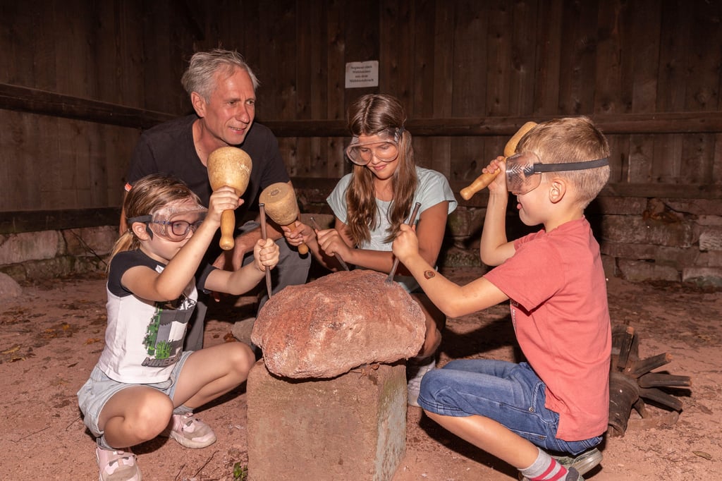 Im Geoportal Porphyrhaus am Rochlitzer Berg erleben Kinder Geologie hautnah – hier wird Porphyrstein mit eigenen Händen bearbeitet.