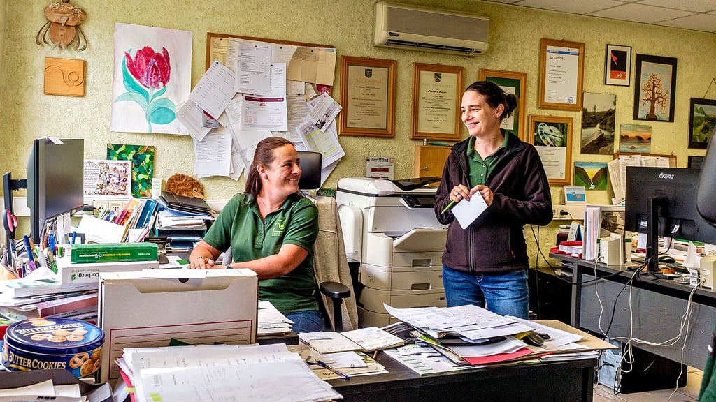 Schwestern und Unternehmerinnen: Anja Bauer (l.) und Verena Bauer von Bauer & Co. Ihr Betrieb in Wittenberg ist Mitglied im Fachverband Garten-, Landschafts- und Sportplazubau Sachsen-Anhalt.