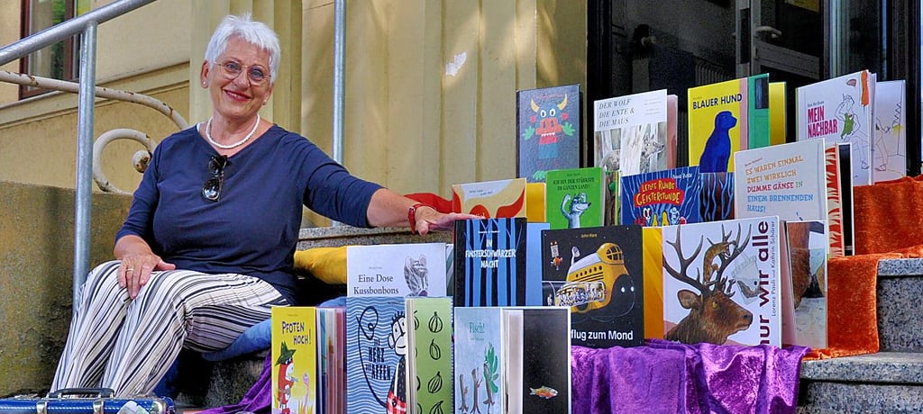 Regina Schumacher präsentiert am Sonnabendvormittag ungewöhnliche Bilderbücher in der Genthiner Bibliothek.