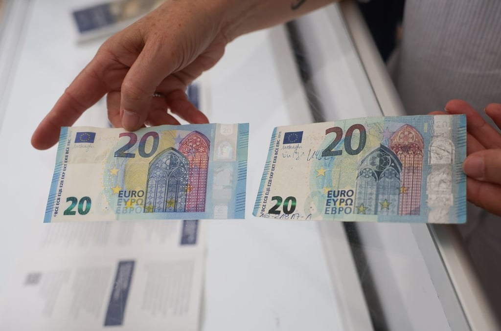 Der linke 20-Euro-Schein ist eine Fälschung: Hier fehlen wichtige Sicherheitsmerkmale.