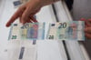 Der linke 20-Euro-Schein ist eine Fälschung: Hier fehlen wichtige Sicherheitsmerkmale.