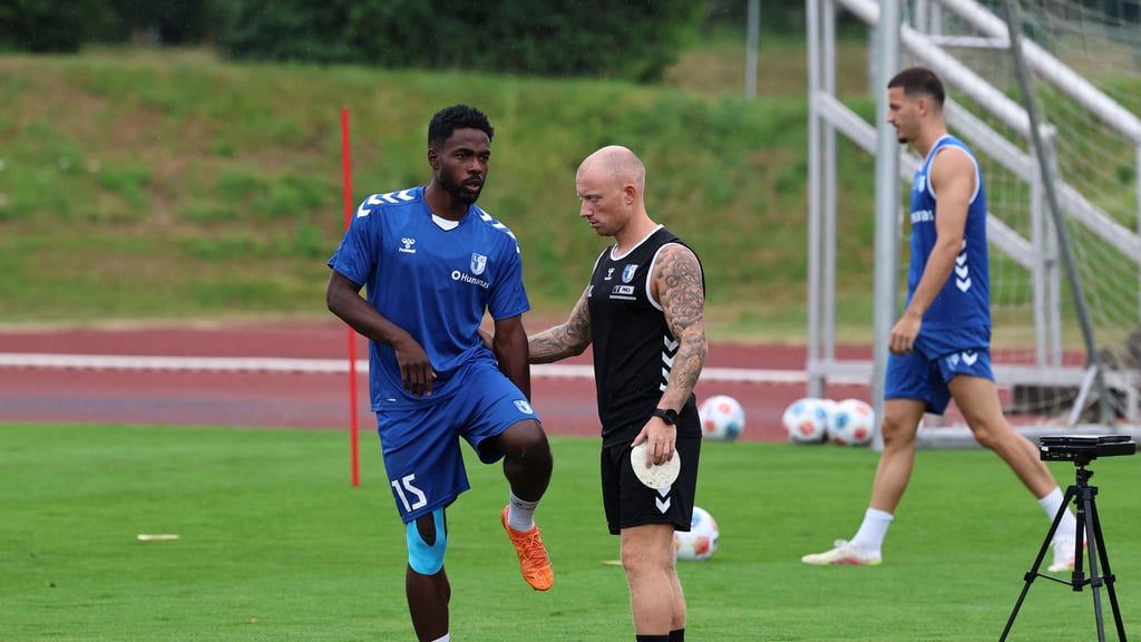 In den vergangenen Trainingswochen des 1. FC Magdeburg arbeitete Daniel Heber viel mit Athletiktrainer Jannik Kirchenkamp.