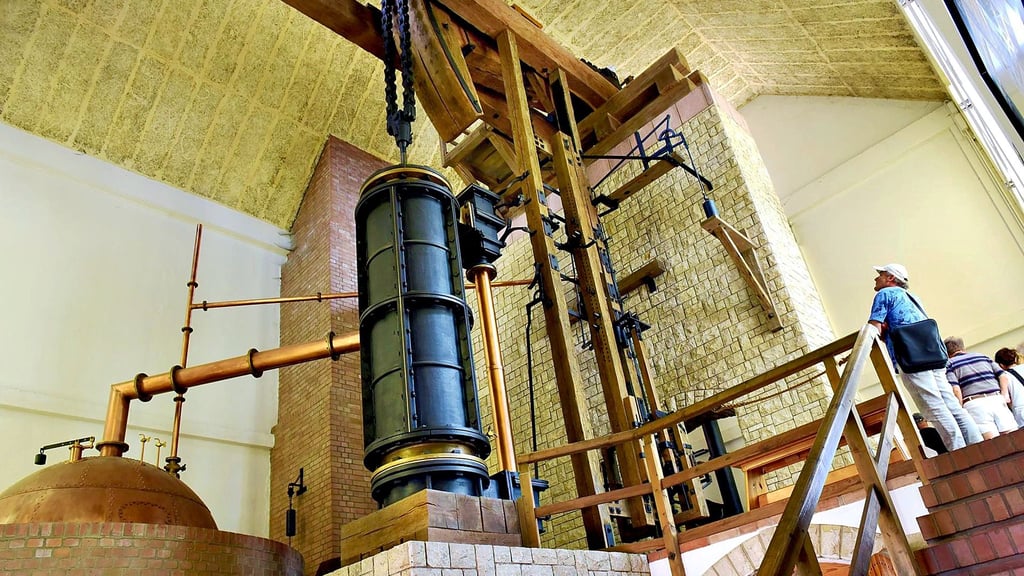 Das Modell der ersten deutschen Dampfmaschine Watt’scher Bauart lockt die Besucher ins Museum.